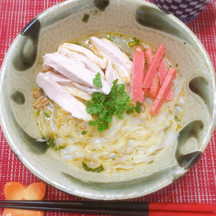 蒸し鶏と赤天入り☆ピリ辛フォー♪